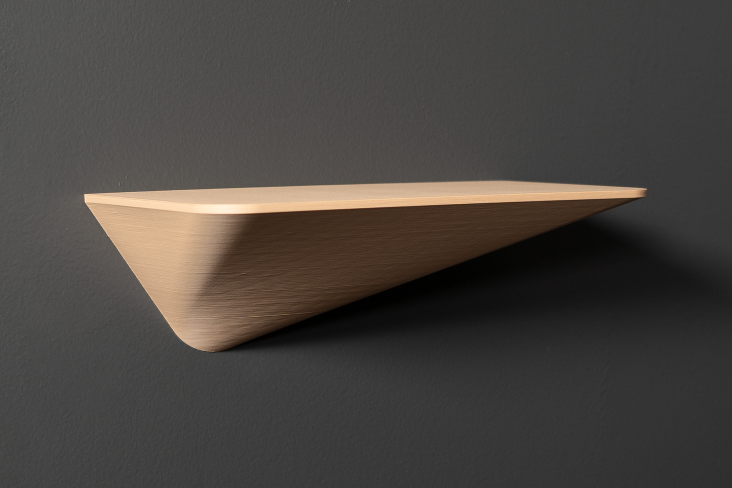 Asymmetrisches Regal mit Wellenvase