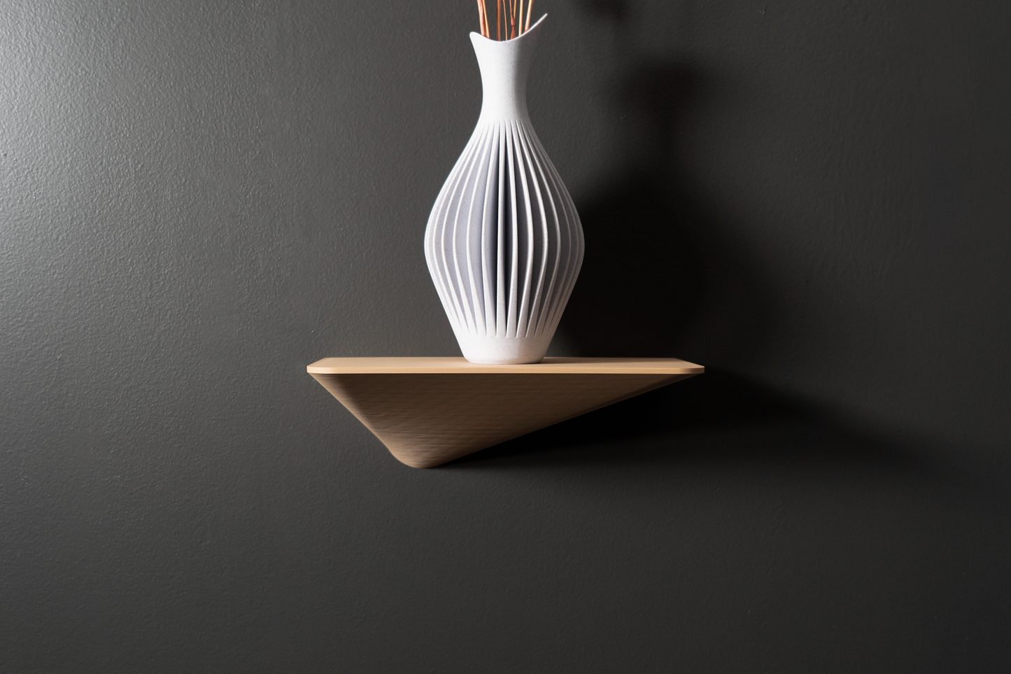 Asymmetrisches Regal mit Wellenvase